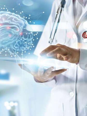 医生用电脑界面检查脑部检查结果, 创新科技与医学理念